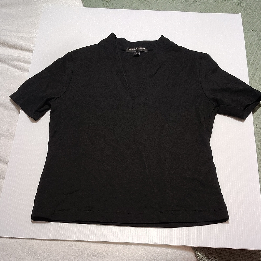 Banana Republic Black Short Sleeve V-neck Tee Size Small